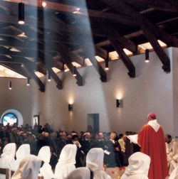 p. Massimo Giustetti presiede l'eucaristia in occasione della benedizione della chiesa monastica di Bose