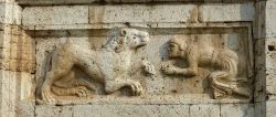 Allegoria della misericordia di Dio di fronte all'umiltà dell'uomo, 1200 circa, portale principale di San Pietro fuori le mura, Spoleto (PG)