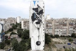 Instability, opera dello street artist Ino su un palazzo di Kiev