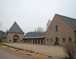 Entrée du monastère de la Pierre-qui-Vire