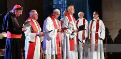 Papa Francesco partecipa alla preghiera ecumenica nella cattedrale di Lund in Svezia il 31 ottobre 2016.