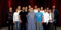 padre Georgij Kočetkov con il gruppo di giovani ortodossi