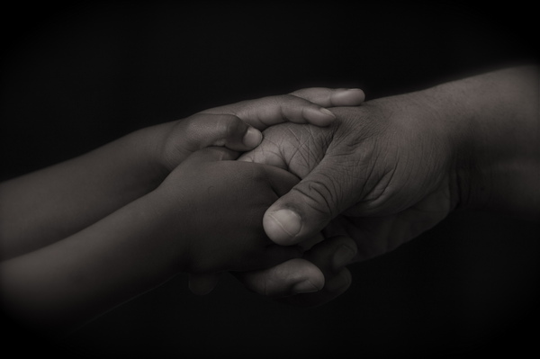 Mani che si stringono Helping Hand di Angela Brown Flickr 600x400