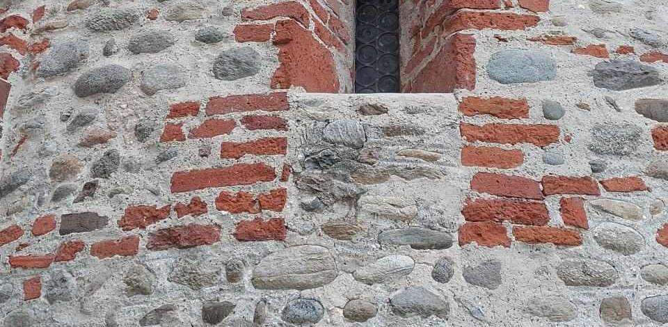 Foto mura esterne del battistero di Biella