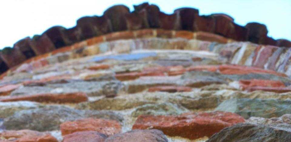 Dettaglio della parete esterna della chiesa di San Secondo, Magnano