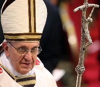 o Papa Francisco com o báculo esculpido por LELLO SCORZELLI, 1965 (oferta Paulo VI no encerramento do Concílio Vaticano II)